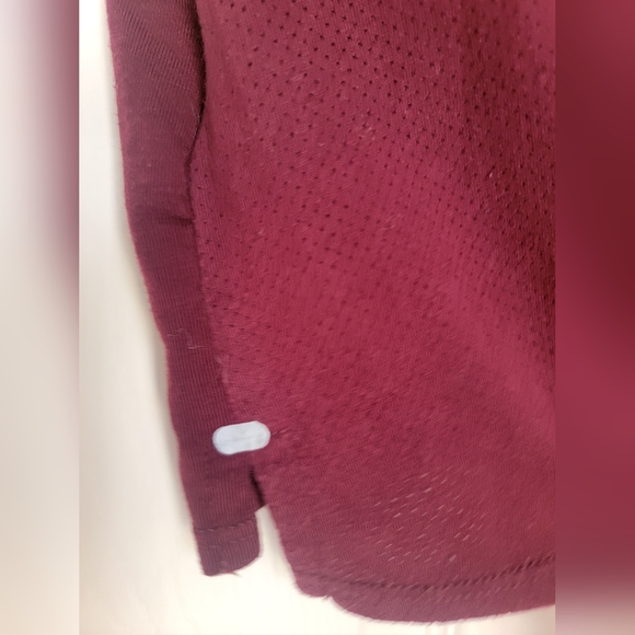 The North Face Women's Burgundy Relaxed Fit Waist Length Active Shirt Size Small - Picture 10 of 10